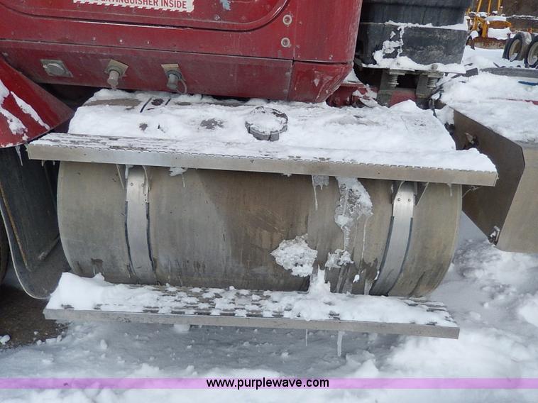 image for item H7796 1993 International 9200 semi truck