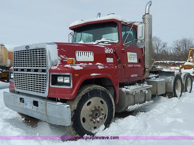 image for item H7806 1997 Ford LTL9000 semi truck