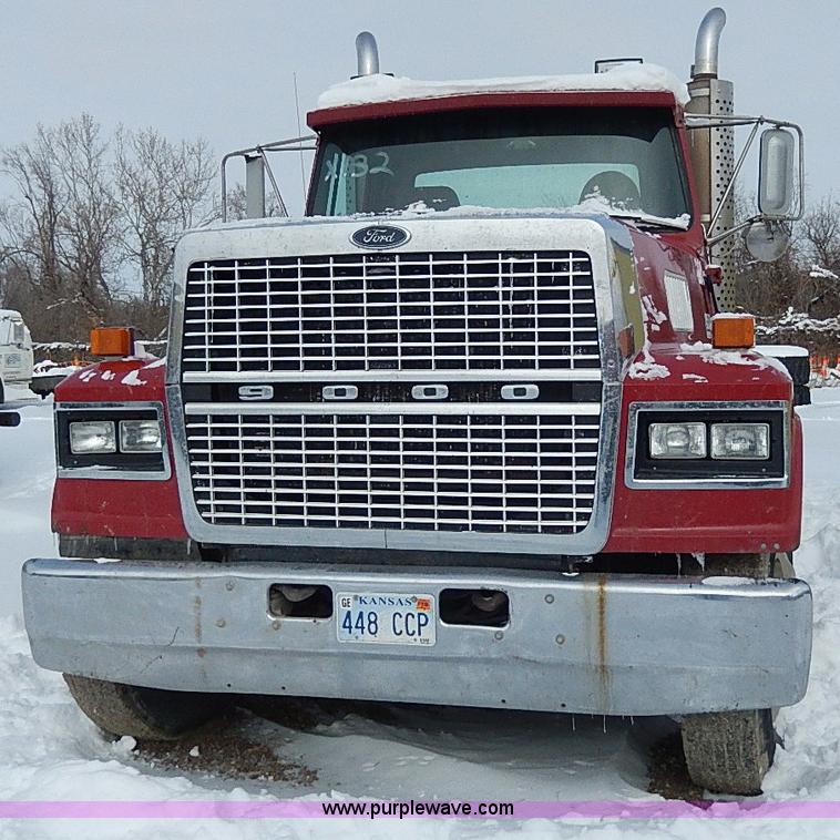 image for item H7806 1997 Ford LTL9000 semi truck