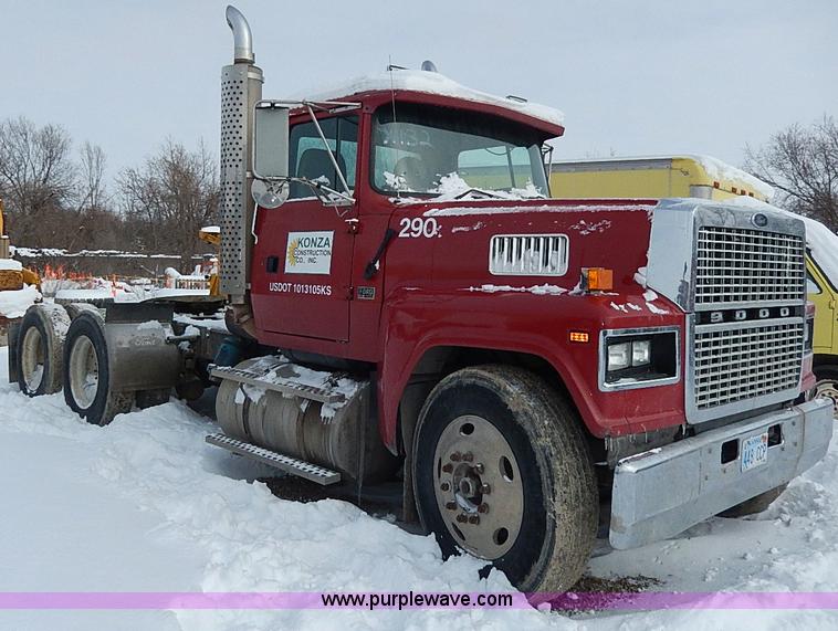 image for item H7806 1997 Ford LTL9000 semi truck