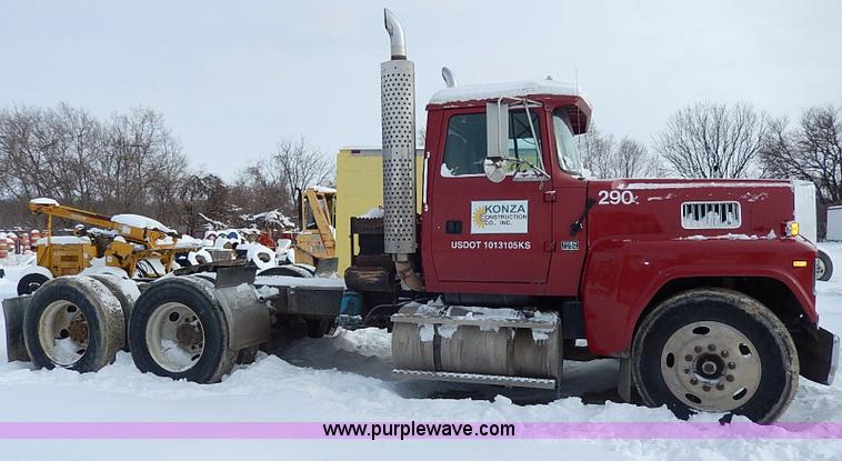 image for item H7806 1997 Ford LTL9000 semi truck