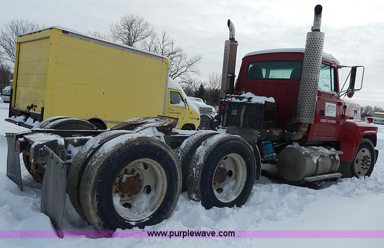 image for item H7806 1997 Ford LTL9000 semi truck