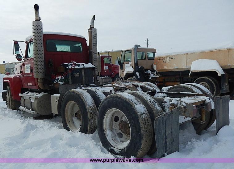 image for item H7806 1997 Ford LTL9000 semi truck