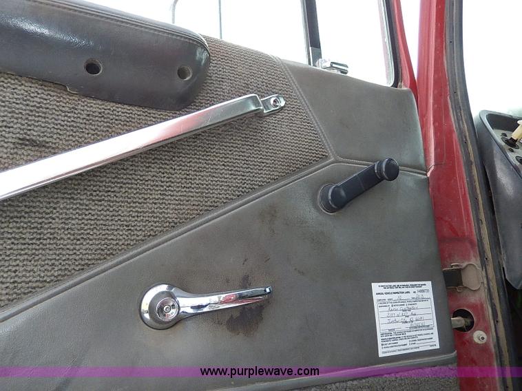 image for item H7806 1997 Ford LTL9000 semi truck