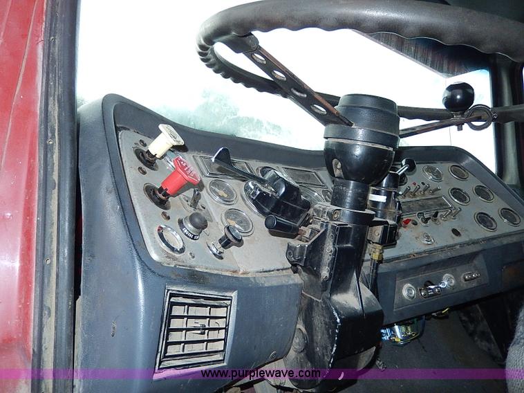 image for item H7806 1997 Ford LTL9000 semi truck