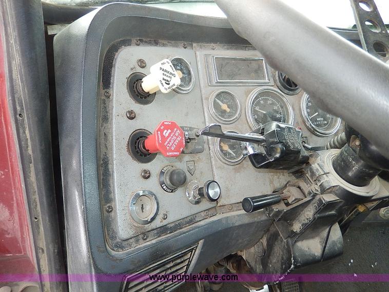 image for item H7806 1997 Ford LTL9000 semi truck