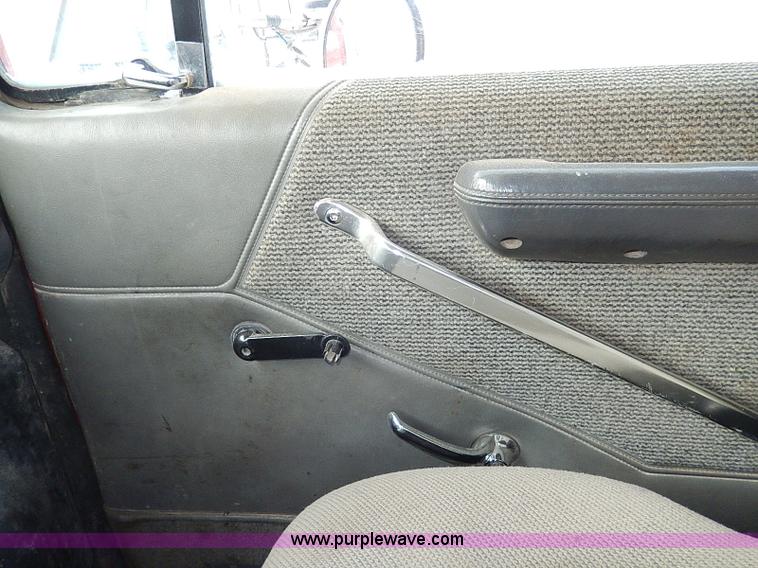 image for item H7806 1997 Ford LTL9000 semi truck