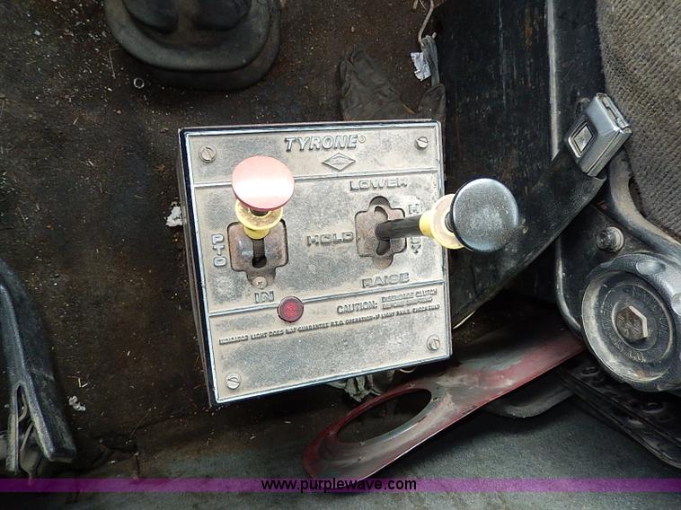 image for item H7806 1997 Ford LTL9000 semi truck