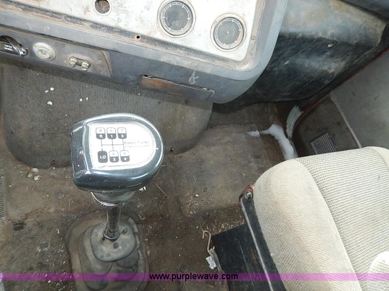 image for item H7806 1997 Ford LTL9000 semi truck