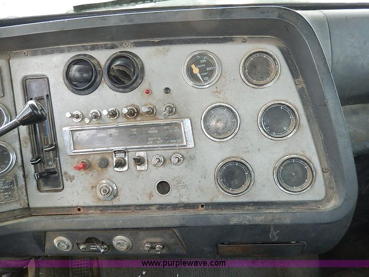 image for item H7806 1997 Ford LTL9000 semi truck