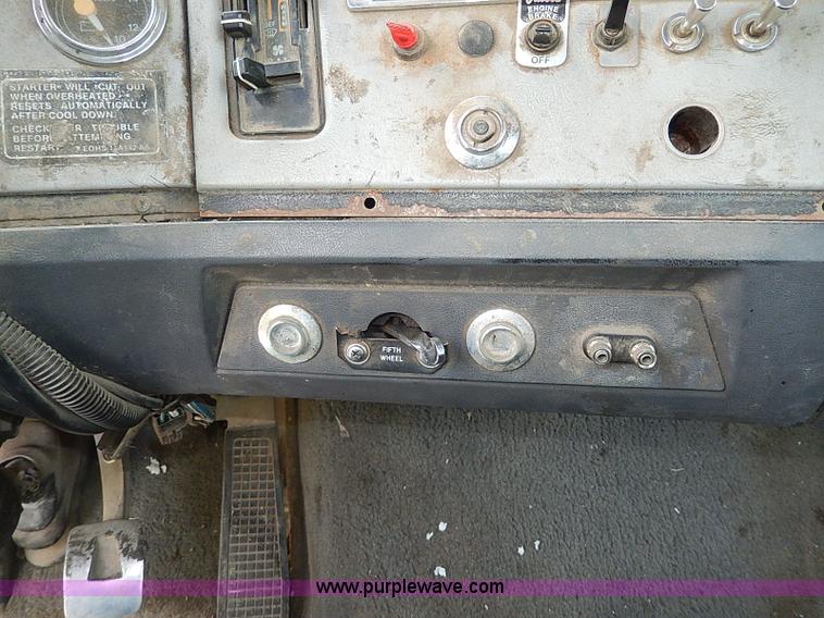 image for item H7806 1997 Ford LTL9000 semi truck