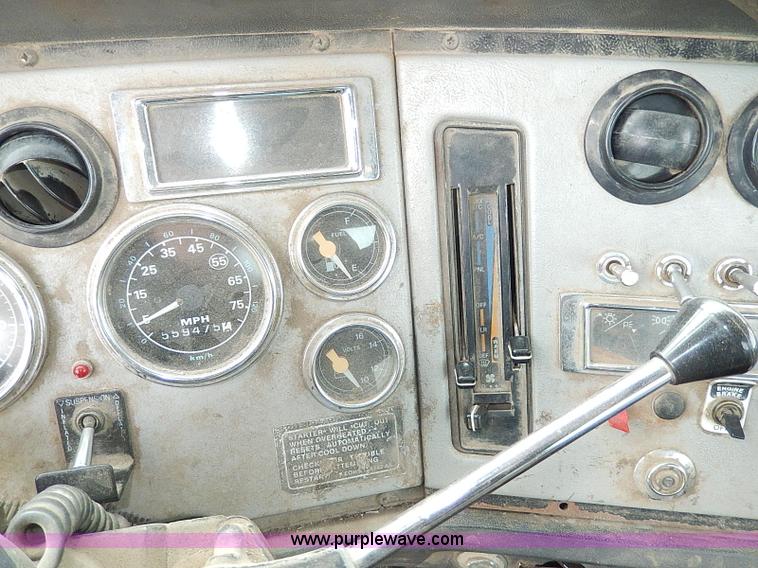 image for item H7806 1997 Ford LTL9000 semi truck