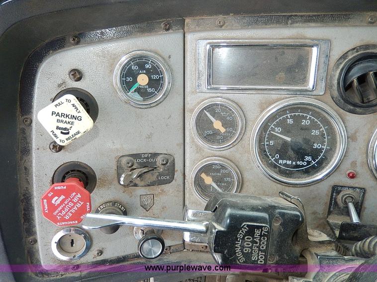 image for item H7806 1997 Ford LTL9000 semi truck