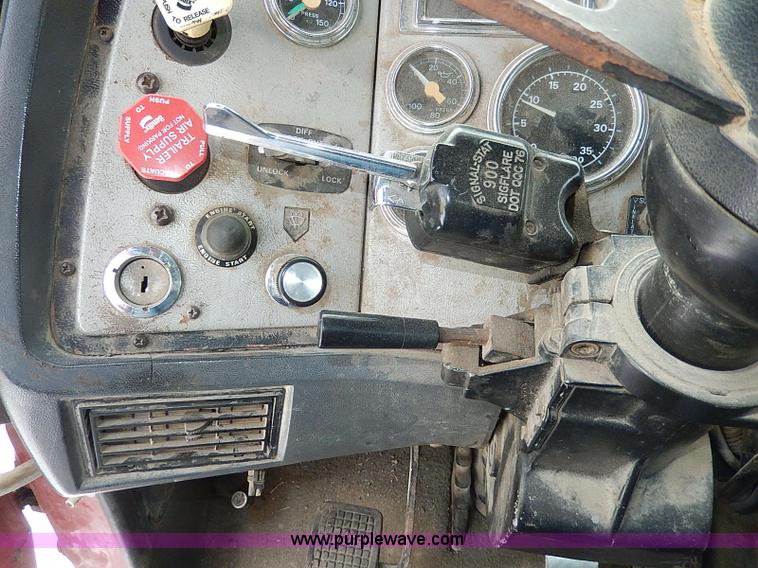 image for item H7806 1997 Ford LTL9000 semi truck