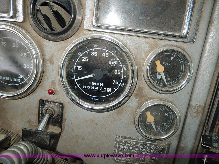 image for item H7806 1997 Ford LTL9000 semi truck