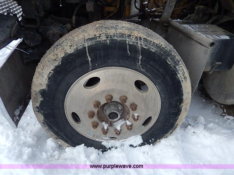 image for item H7806 1997 Ford LTL9000 semi truck