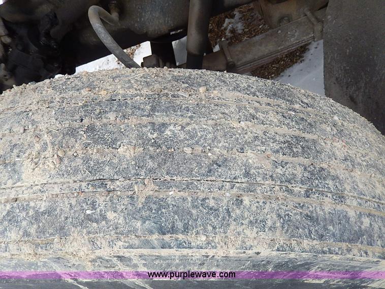 image for item H7806 1997 Ford LTL9000 semi truck