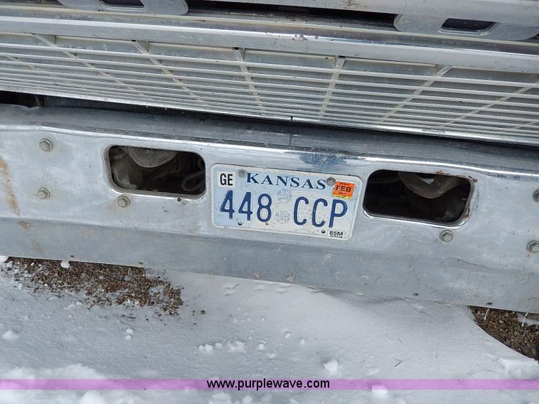 image for item H7806 1997 Ford LTL9000 semi truck