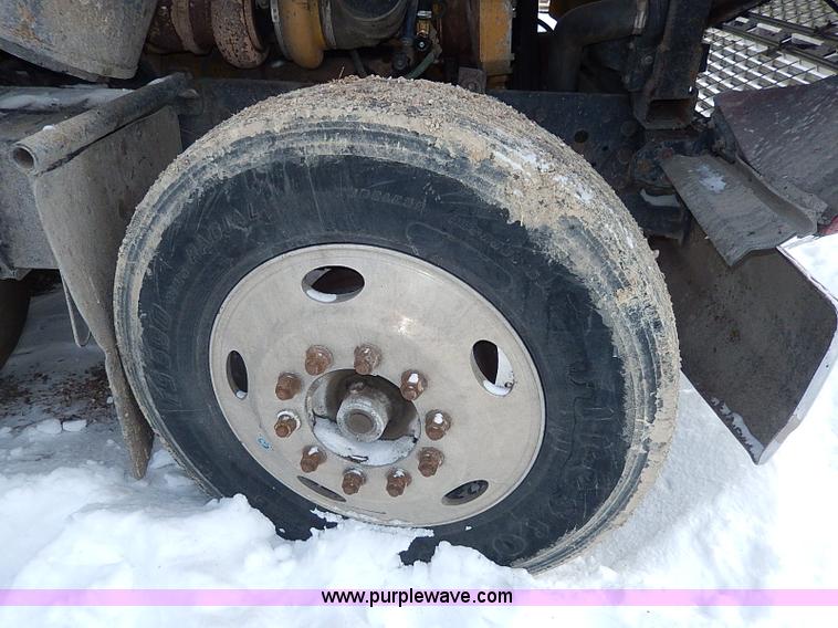 image for item H7806 1997 Ford LTL9000 semi truck