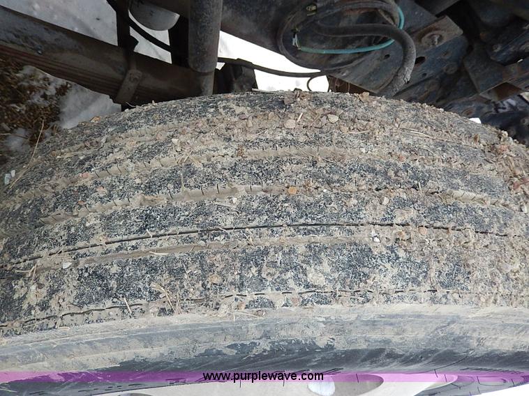 image for item H7806 1997 Ford LTL9000 semi truck