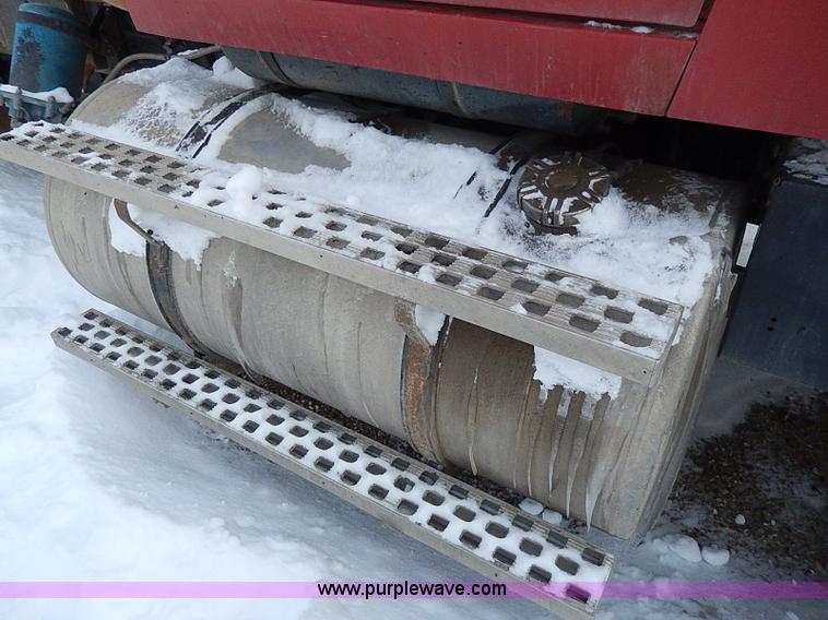 image for item H7806 1997 Ford LTL9000 semi truck