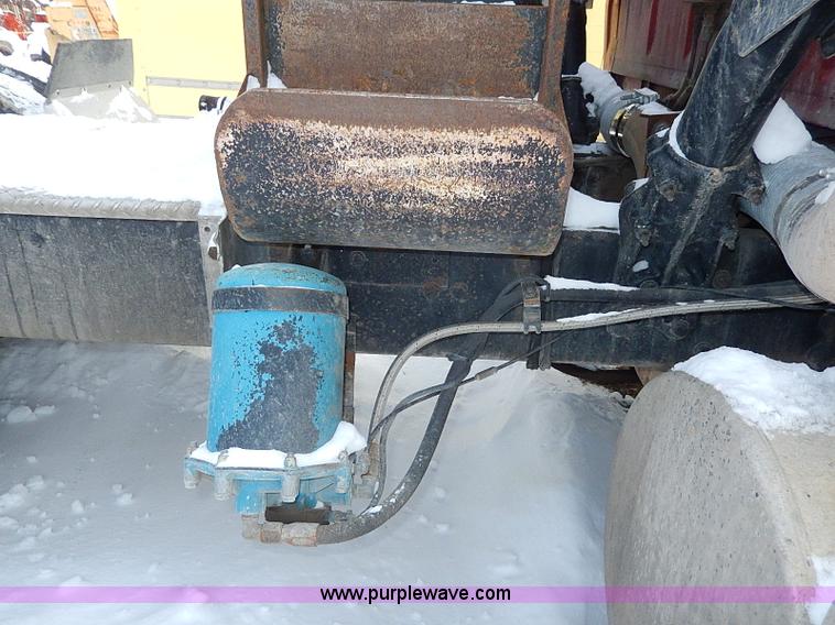 image for item H7806 1997 Ford LTL9000 semi truck