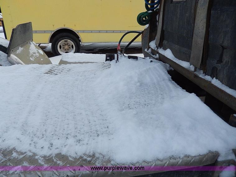 image for item H7806 1997 Ford LTL9000 semi truck