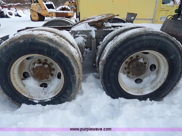 image for item H7806 1997 Ford LTL9000 semi truck