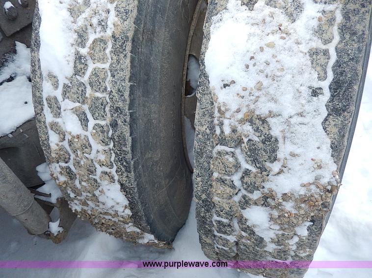 image for item H7806 1997 Ford LTL9000 semi truck