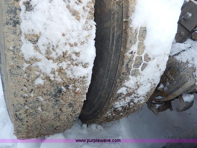 image for item H7806 1997 Ford LTL9000 semi truck