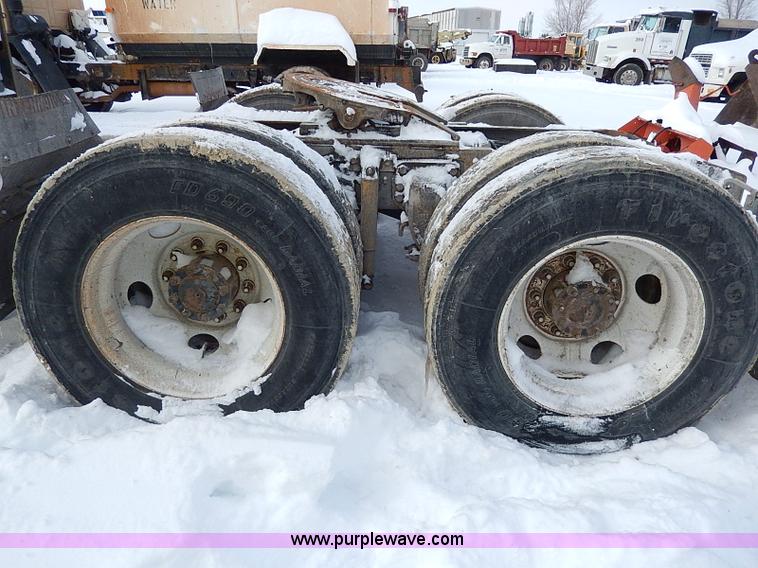 image for item H7806 1997 Ford LTL9000 semi truck