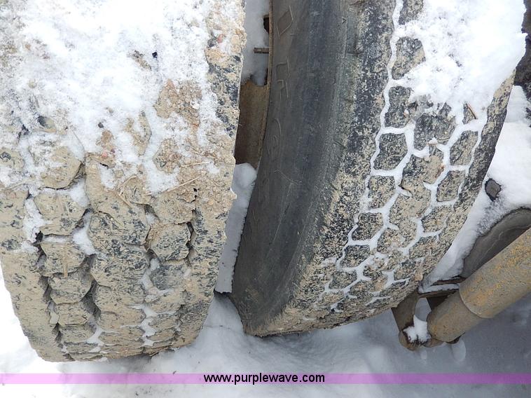 image for item H7806 1997 Ford LTL9000 semi truck