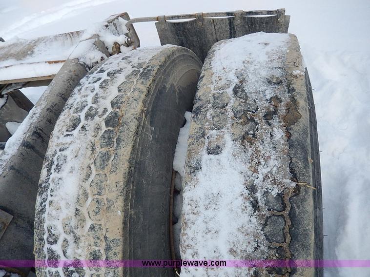 image for item H7806 1997 Ford LTL9000 semi truck