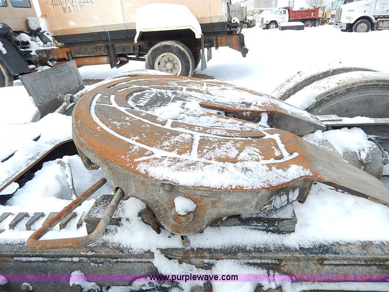 image for item H7806 1997 Ford LTL9000 semi truck