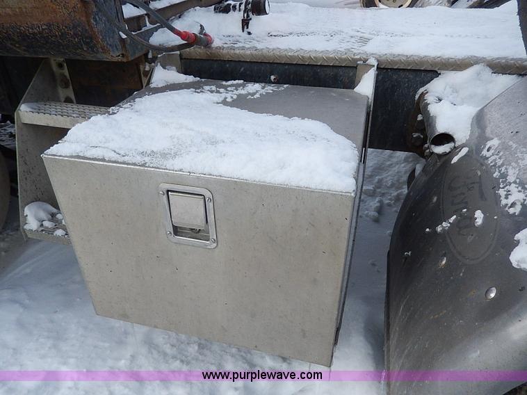 image for item H7806 1997 Ford LTL9000 semi truck