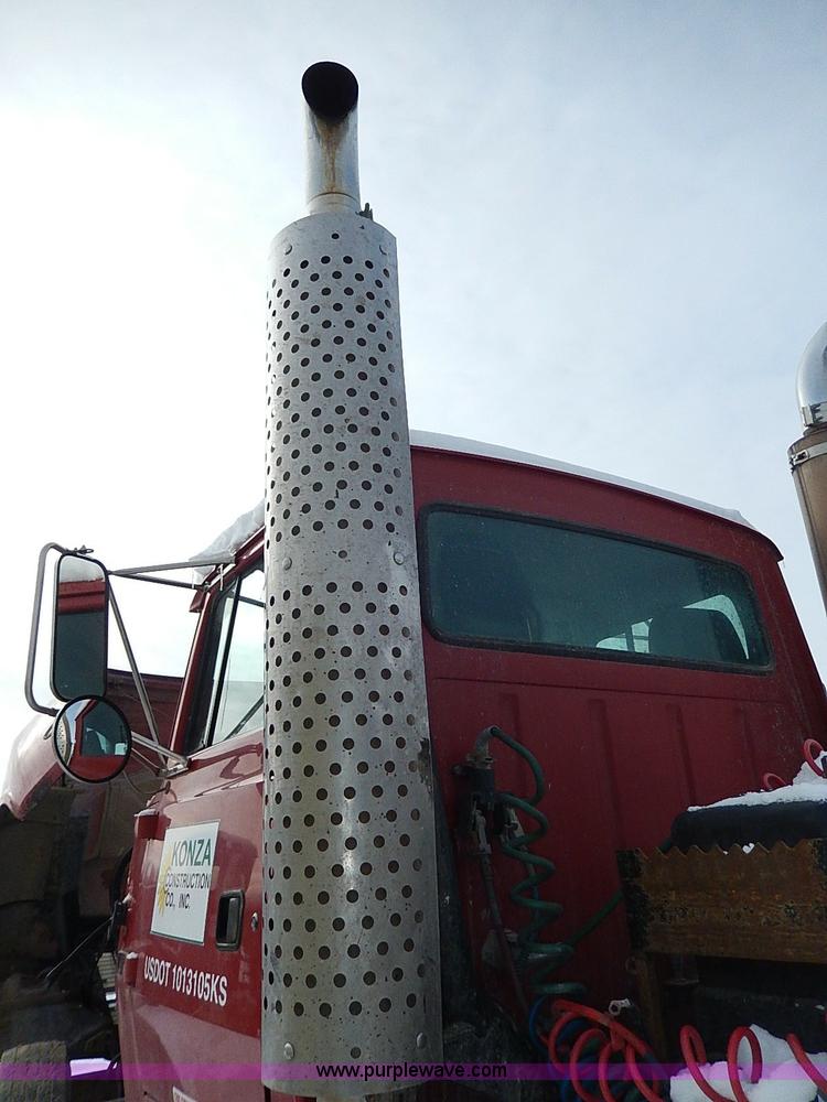 image for item H7806 1997 Ford LTL9000 semi truck