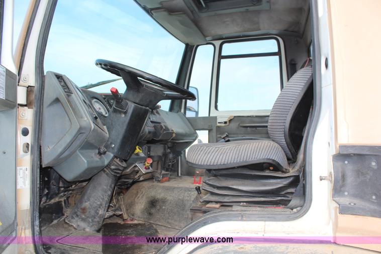 image for item H7807 1987 Ford CF6000 water truck