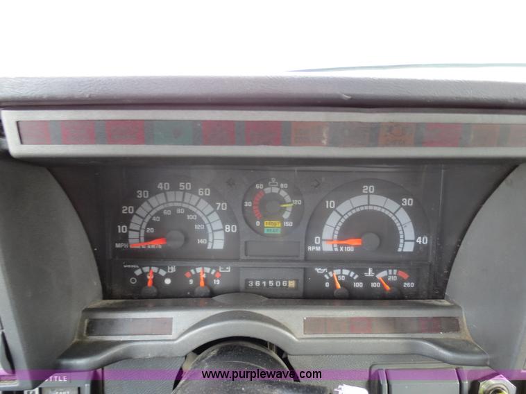 image for item B4819 2000 GMC C7500 fuel truck