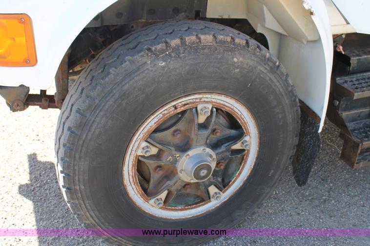 image for item C3734 1994 International 4900 Crew Cab service truck