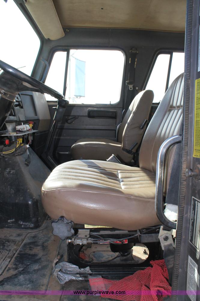 image for item C3734 1994 International 4900 Crew Cab service truck