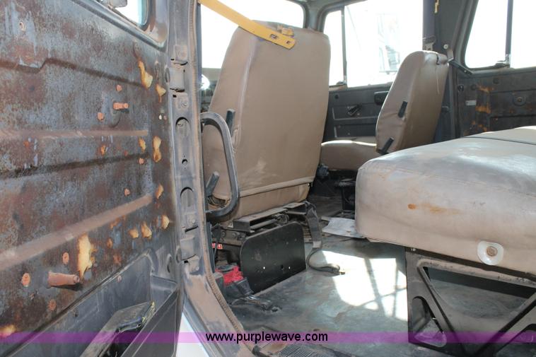 image for item C3734 1994 International 4900 Crew Cab service truck