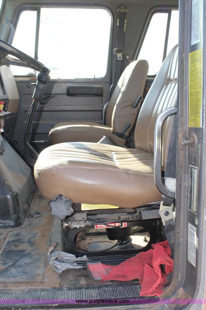 image for item C3734 1994 International 4900 Crew Cab service truck