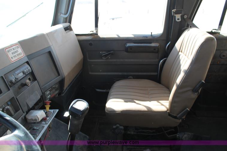 image for item C3734 1994 International 4900 Crew Cab service truck