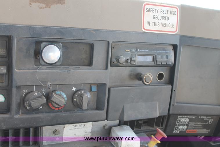 image for item C3734 1994 International 4900 Crew Cab service truck