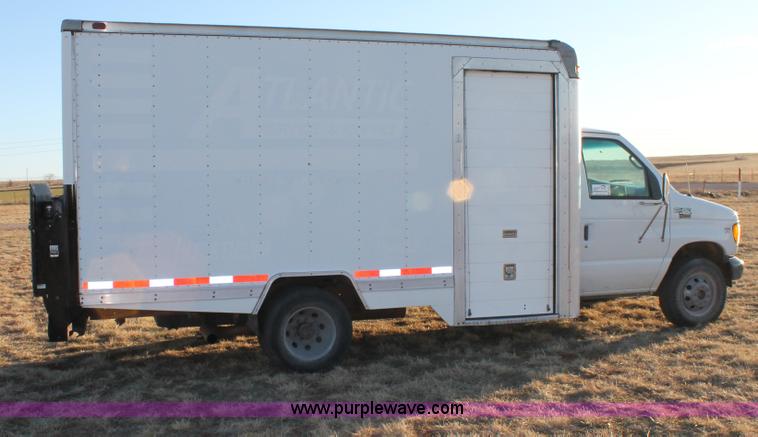 image for item C3747 2001 Ford Econoline E450 box truck