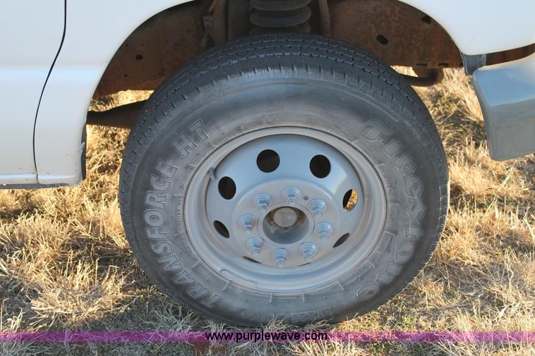 image for item C3747 2001 Ford Econoline E450 box truck