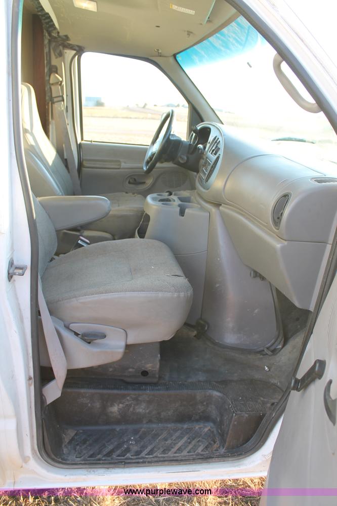 image for item C3747 2001 Ford Econoline E450 box truck