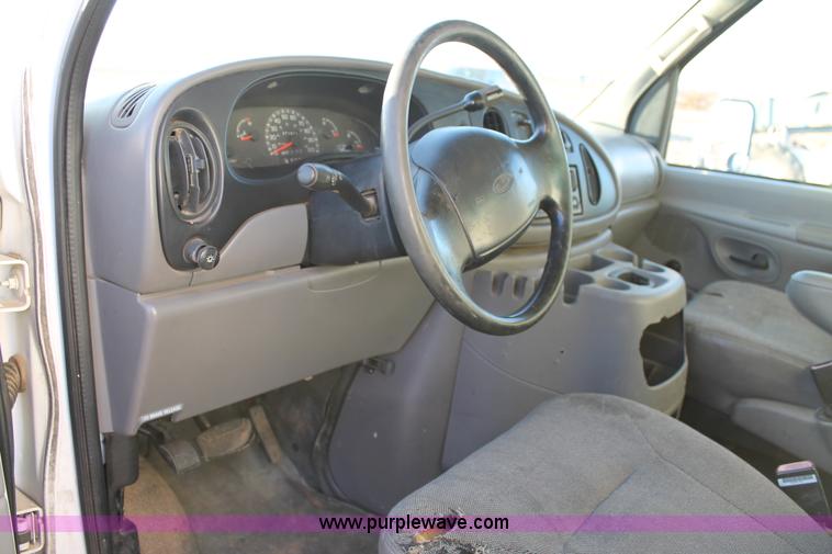 image for item C3747 2001 Ford Econoline E450 box truck