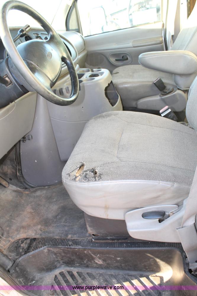 image for item C3747 2001 Ford Econoline E450 box truck