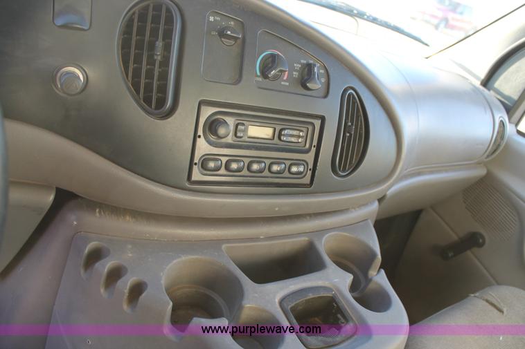 image for item C3747 2001 Ford Econoline E450 box truck